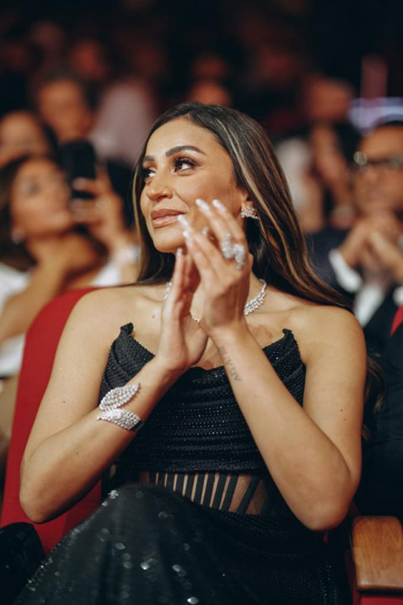 دينا الشربيني تتسلم جائزتي أفضل مسلسل وممثلة في رمضان