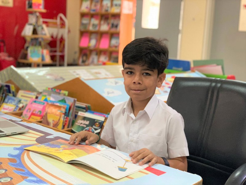 في الرابع الابتدائي ويحصد جائزة التميز في التحدث بالإنجليزية
