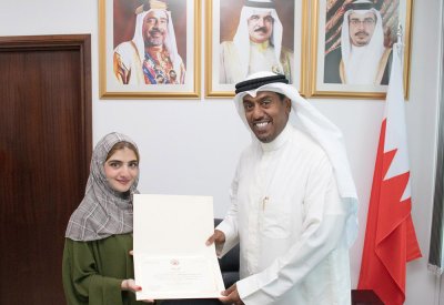 "النيابة" تكرم طالبة "ترجمة"