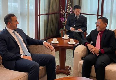 وكيل وزارة الخارجية يجتمع مع الوزير الثاني للخارجية والتعليم في سنغافورة