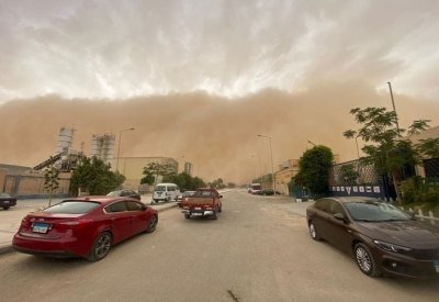بالفيديو: العواصف الرملية تغلق قناة السويس وتقتل امرأة في القاهرة