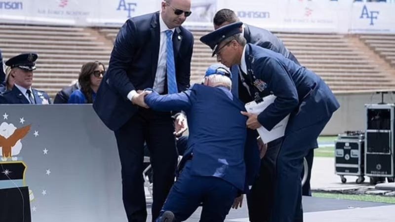 بالفيديو: عثرة جديدة للرئيس الأميركي جو بايدن.. سقط على ركبتيه