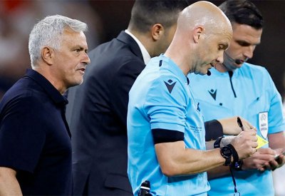"اليويفا" يتهم مورينيو بإهانة حكم نهائي الدوري الأوروبي