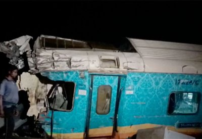 "فاجعة الهند".. ارتفاع حصيلة ضحايا حادث تصادم القطارين