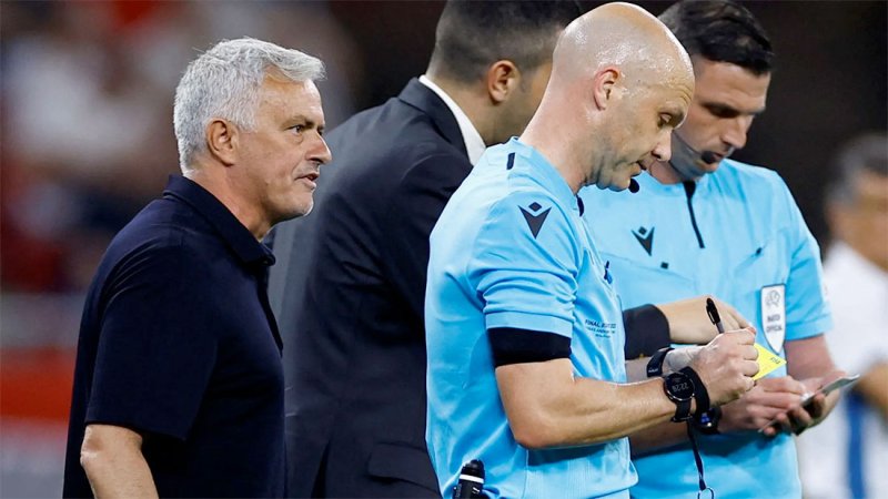 "اليويفا" يتهم مورينيو بإهانة حكم نهائي الدوري الأوروبي