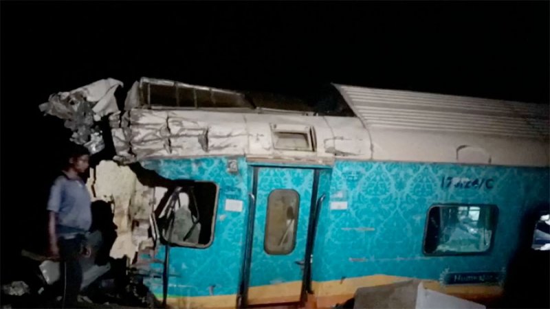 "فاجعة الهند".. ارتفاع حصيلة ضحايا حادث تصادم القطارين