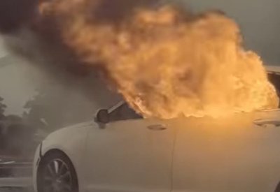 بالفيديو: النيران تشتعل بسيارة فيها طفلان.. بينما الأم تتسوق