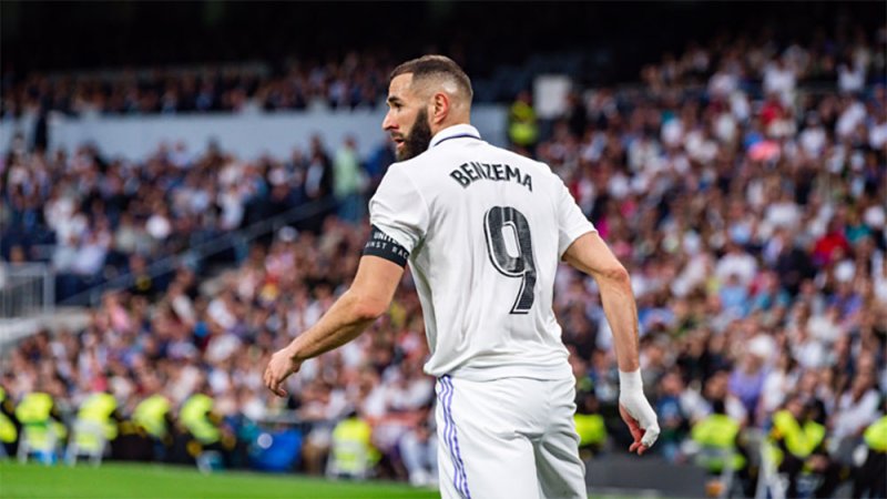 ريال مدريد يتواصل مع مهاجم عالمي لخلافة بنزيما