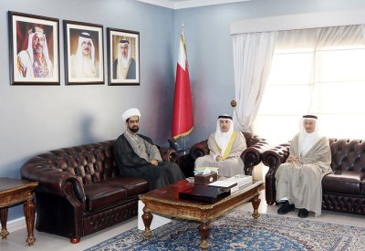 محافظ العاصمة يتسلم مجموعة من كتب العلامة المدني