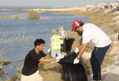 البلدية الجنوبية والمجلس البلدي وكلين اب بحرين ينفذون حملة "سواعد" بتنظيف ساحل حيان