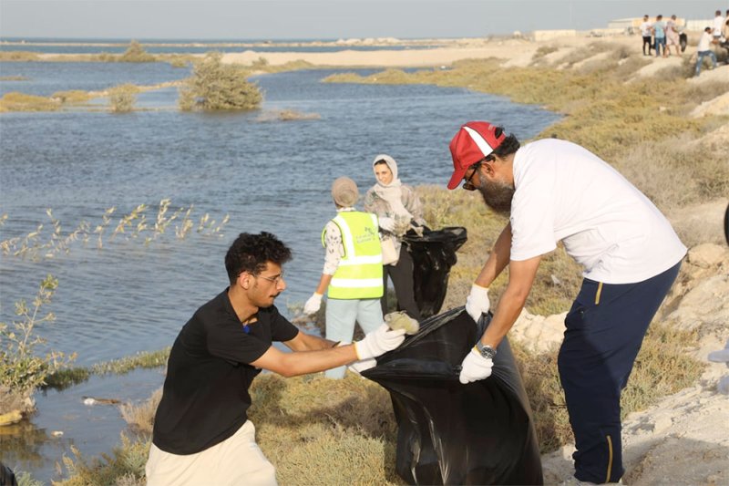 البلدية الجنوبية والمجلس البلدي وكلين اب بحرين ينفذون حملة "سواعد" بتنظيف ساحل حيان