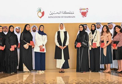 الأنصاري تنقل تهنئة قرينة العاهل المعظم لموظفي "الأعلى للمرأة" الحاصلين على "وسام الاستحقاق الطبي"