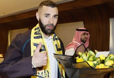 بنزيمة يصل جدة تمهيداً لانضمامه إلى الاتحاد