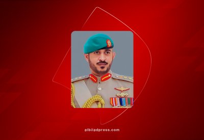 سمو الشيخ خالد بن حمد يهنئ سمو الرائد الركن بحري الشيخ عيسى بن سلمان
