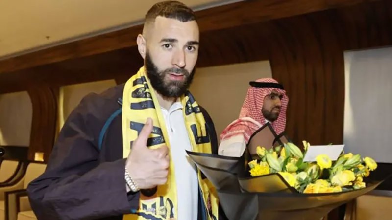 بنزيمة يصل جدة تمهيداً لانضمامه إلى الاتحاد
