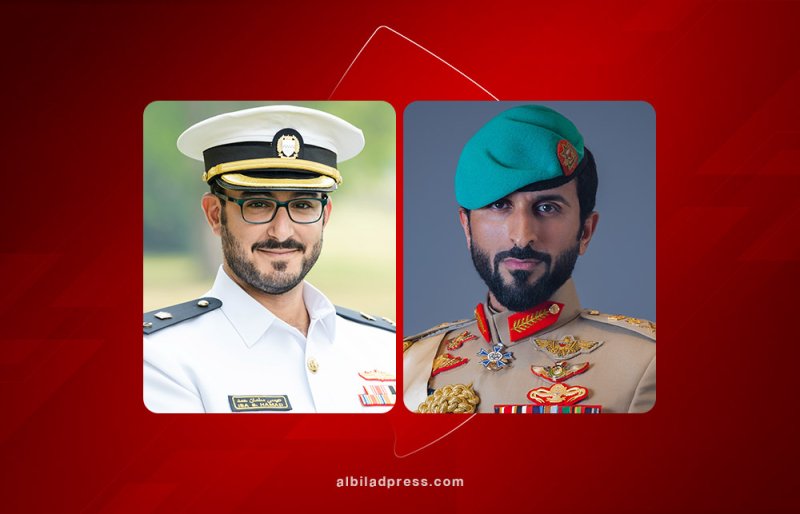 سمو الشيخ ناصر بن حمد يهنئ سمو الرائد الركن بحري الشيخ عيسى بن سلمان