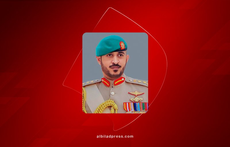 سمو الشيخ خالد بن حمد يهنئ سمو الرائد الركن بحري الشيخ عيسى بن سلمان