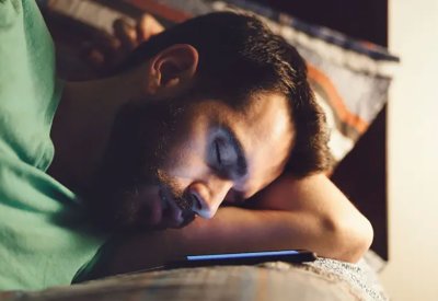 تناول عشاء خفيفا واترك هاتفك المحمول.. هل تعرف ما هي شروط النوم الجيد؟