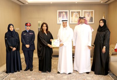 هشام بن عبدالرحمن يتسلم نسخة من "دليل خدمات شئون الجنسية والجوازات والإقامة"