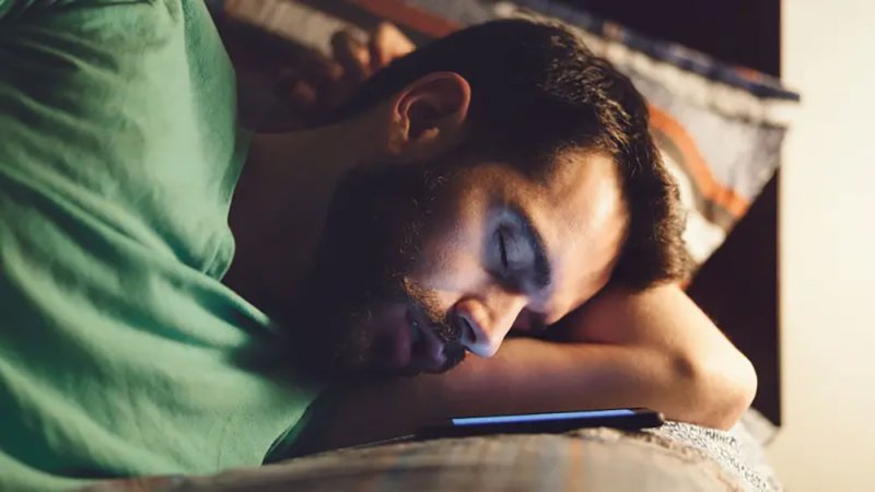 تناول عشاء خفيفا واترك هاتفك المحمول.. هل تعرف ما هي شروط النوم الجيد؟