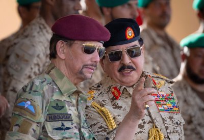 حضرة صاحب الجلالة الملك المعظم القائد الأعلى للقوات المسلحة وسلطان سلطنة بروناي دار السلام القائد الأعلى للقوات المسلحة الملكية لبروناي يتفضلان بزيارة الحرس الملكي