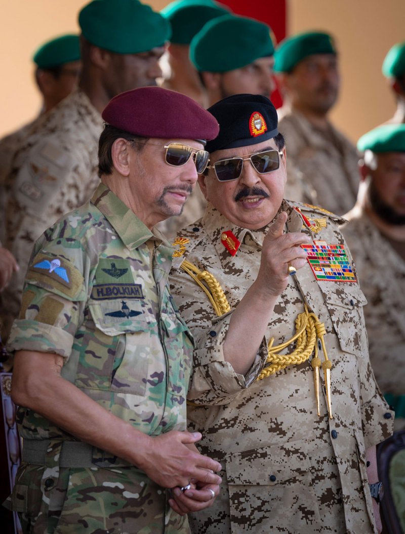 حضرة صاحب الجلالة الملك المعظم القائد الأعلى للقوات المسلحة وسلطان سلطنة بروناي دار السلام القائد الأعلى للقوات المسلحة الملكية لبروناي يتفضلان بزيارة الحرس الملكي