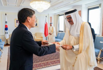 وزير الخارجية يتسلم نسخة من أوراق اعتماد سفير جمهورية كوريا