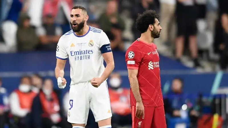 أسطورة ليفربول: ميسي وبنزيمة سيؤثران على مستقبل صلاح