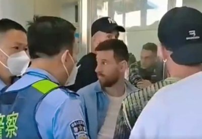 لقطة طريفة لميسي بمطار بكين يسأل: أليست تايوان في الصين؟