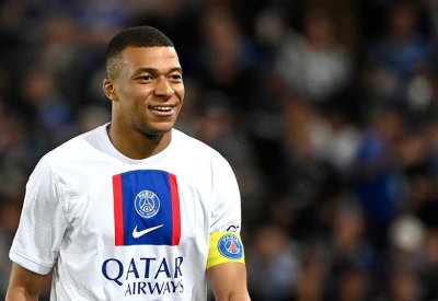 مبابي سعيد بالبقاء في سان جرمان وميسي أفضل لاعب