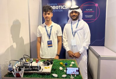 طالبان بثانوية الجابرية يبرمجان روبوتاً لفرز صناديق وحاويات المصانع