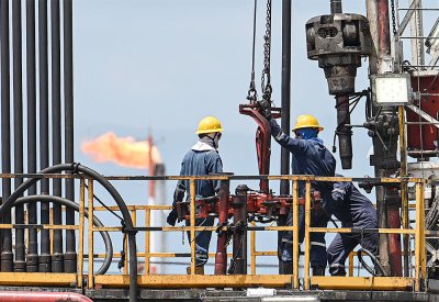 النفط يعزز من مكاسبه وسط توقعات متفائلة بنمو الطلب
