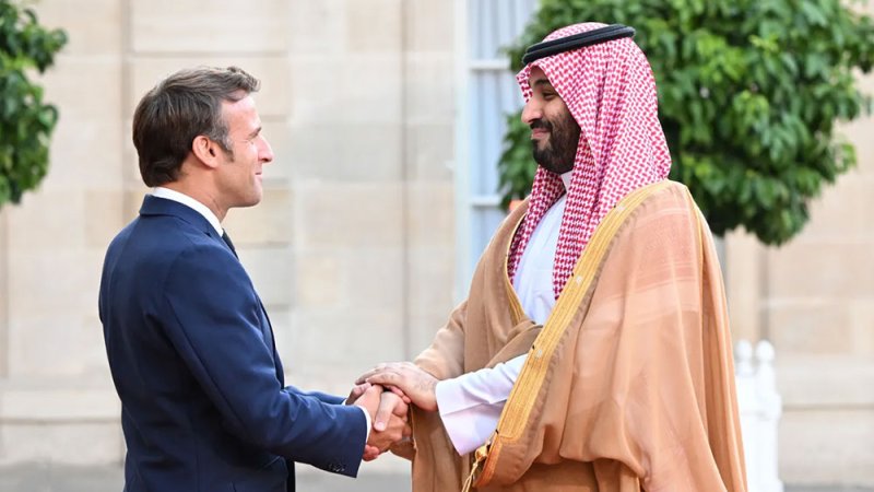 ولي العهد السعودي يتوجه إلى باريس في زيارة رسمية