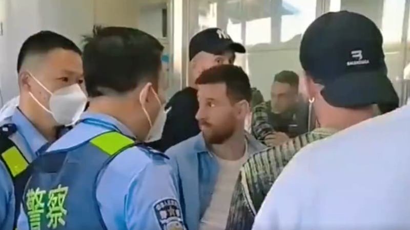 لقطة طريفة لميسي بمطار بكين يسأل: أليست تايوان في الصين؟