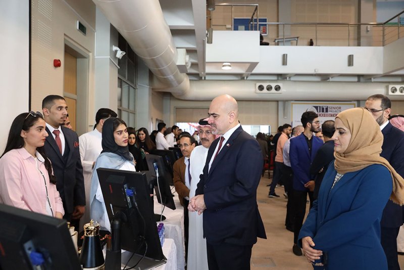 "تقنية المعلومات" بجامعة البحرين تعرض 53 مشروع تخرج مميزاً لطلبتها نماذج أعمال المشاريع تقدم حلولاً في النواحي الحياتية والعملية والاقتصادية