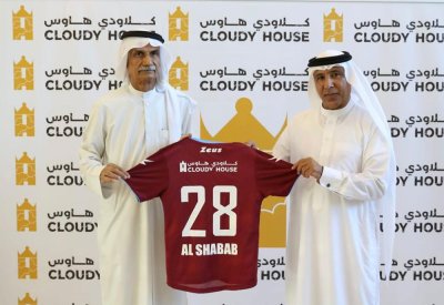 "كلاودي هاوس" ترعى فريق الكرة بنادي الشباب