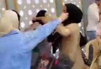 بالفيديو: نساء يحملن رضعًا يخضن معركة ركل وضرب بمدرسة بلبنان