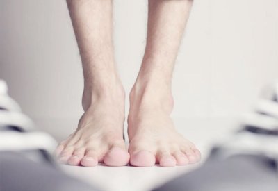 بعضها يظهر على القدمين.. علامات لسرطان الجلد الخطير