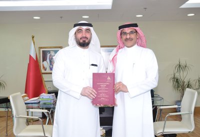 وزير التنمية الاجتماعية يتسلم نسخة من رسالة الدكتوراه للحسيني