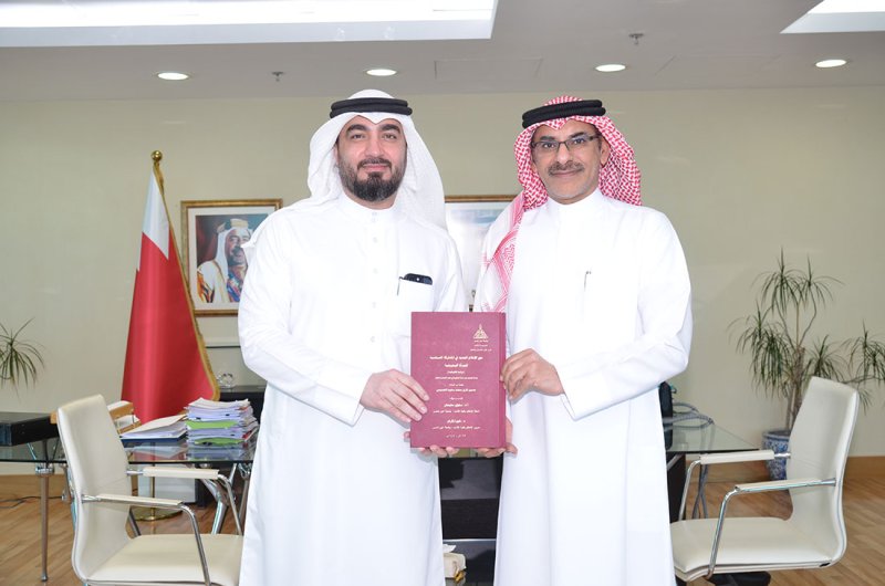 وزير التنمية الاجتماعية يتسلم نسخة من رسالة الدكتوراه للحسيني