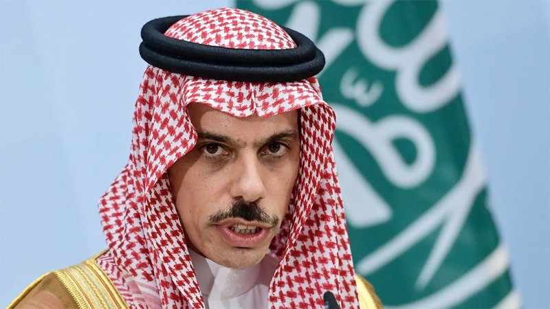 وزير الخارجية السعودي يلتقي الرئيس الإيراني في طهران