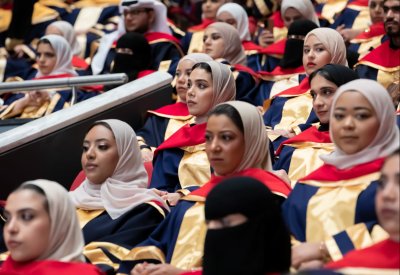 بالصور: جامعة البحرين تنظم حفل تخريج طلبة كلية البحرين للمعلمين