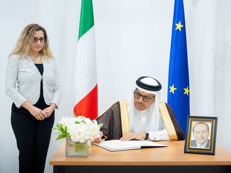 سعادة وزير الخارجية يقدم واجب العزاء في وفاة رئيس الوزراء الإيطالي الأسبق