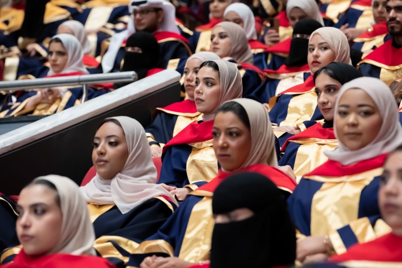 بالصور: جامعة البحرين تنظم حفل تخريج طلبة كلية البحرين للمعلمين