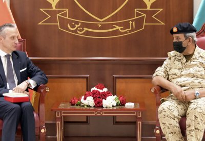 القائد العام لقوة دفاع البحرين يستقبل السفير الفرنسي بمناسبة انتهاء فترة عمله