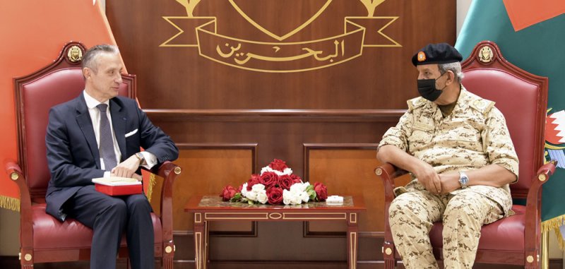 القائد العام لقوة دفاع البحرين يستقبل السفير الفرنسي بمناسبة انتهاء فترة عمله