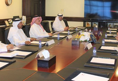لبحث احتياجاتها الخدمية.. وزير الأشغال يلتقي بعدد من أهالي منطقة عراد