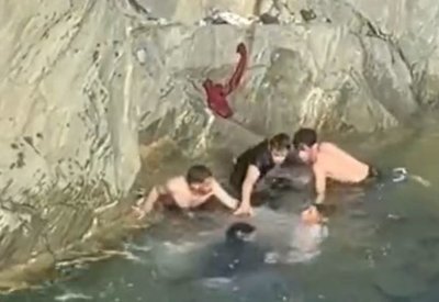 بالفيديو: إنقاذ شاب من الغرق في السعودية