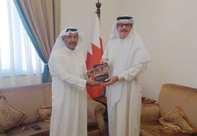 صالح بن هندي يتسلم كتاب أسس بناء المناهج المعاصرة في علوم التربية الرياضية للدكتور فيصل الملا
