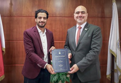 رئيس جامعة البحرين يتسلم نسخة من أطروحة عن الممارسات الوالدية الإيجابية